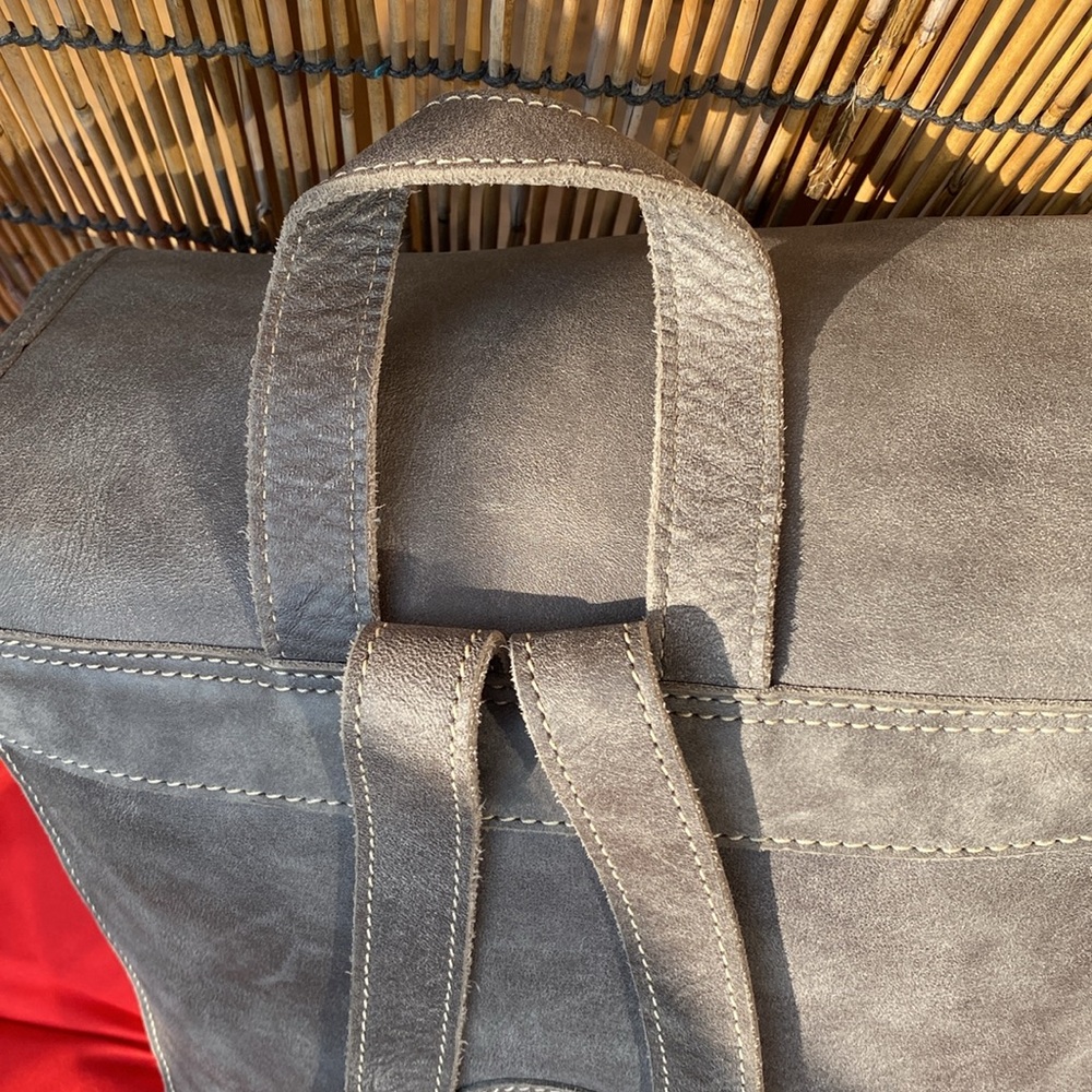 Leather ROOTS backpack w/pouch - Picture 5 of 12